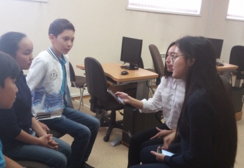 Ученицы гимназии «Самопознание» взяли интервью у участников конкурса «Бала дауысы»